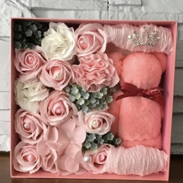 Soap flowers with towel in a box, size 20x20 cm - flower box
