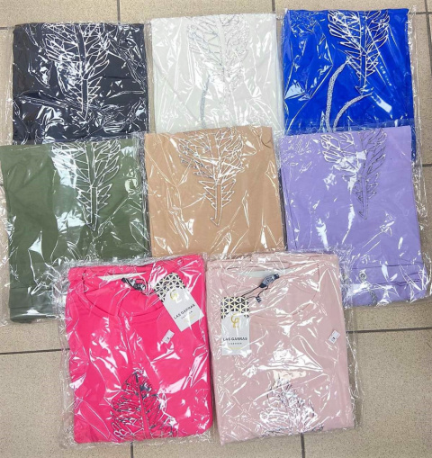 Women's blouse with 3/4 sleeves - universal size.