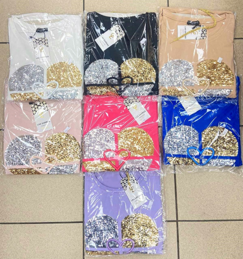 Women's blouse with 3/4 sleeves - universal size.