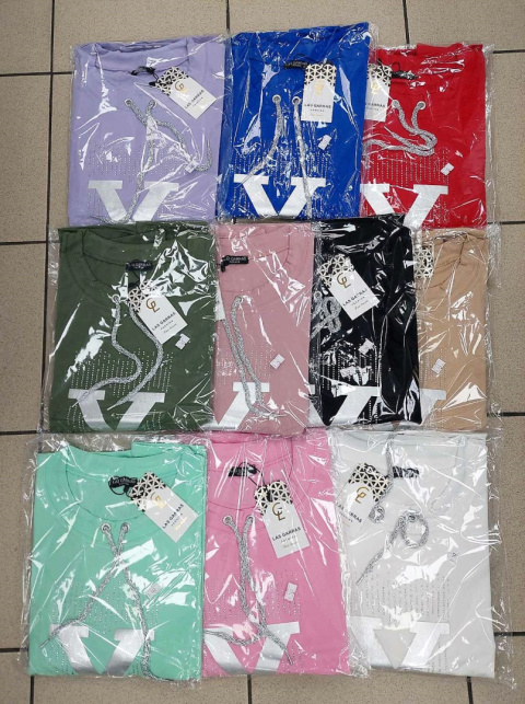 Women's blouse with 3/4 sleeves - universal size.