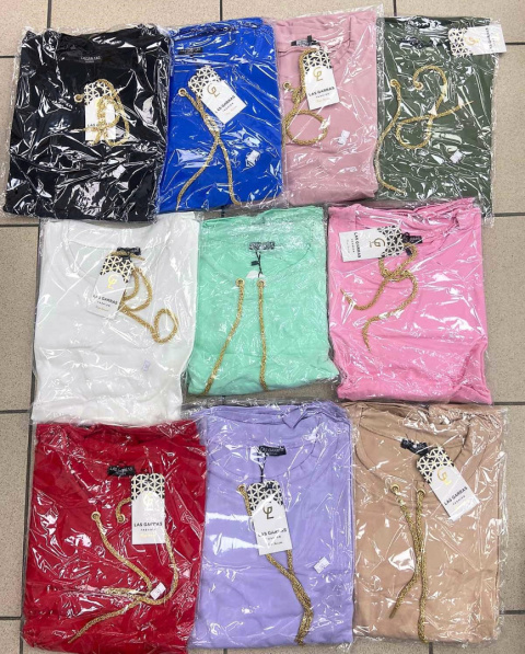 Women's blouse with 3/4 sleeves - universal size.