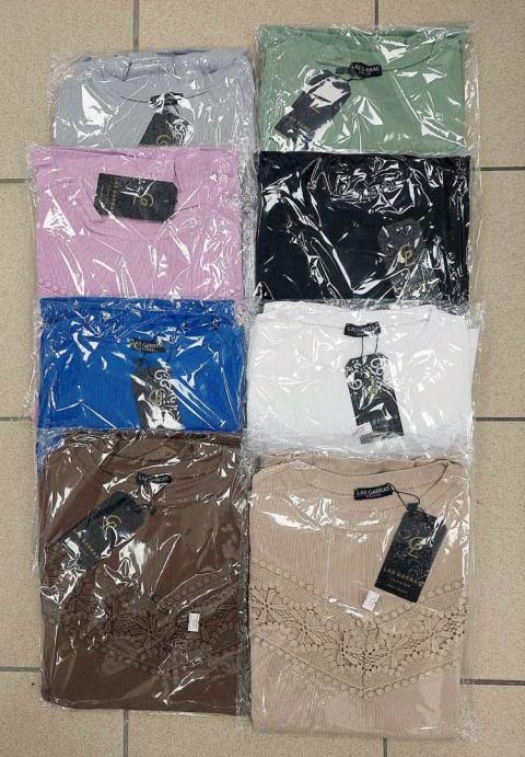 Women's blouse with 3/4 sleeves - universal size.