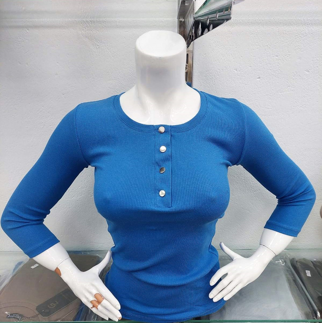 Women's blouse with 3/4 sleeves - universal size.