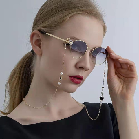 Decorative chain for glasses