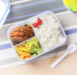 Rectangular lunch box with three compartments (with spoon)