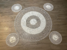 Set - round table runner and 4 table napkins