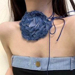 Choker necklace with flower