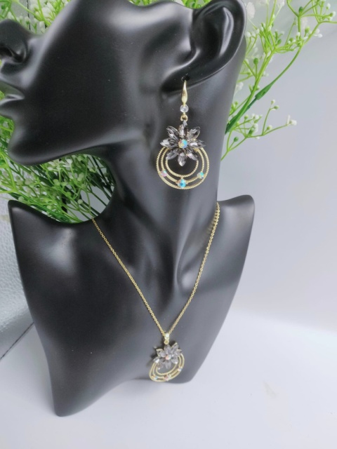 Komplety : naszyjnik, kolczyki