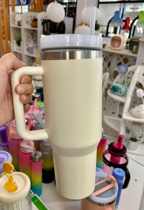 Kubek termiczny ze słomką