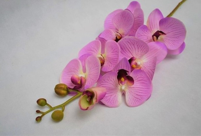 Storczyk sztuczny w kolorze jasny fiolet - gałązka 100 cm