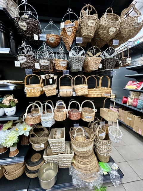 Artificial plants and flowers