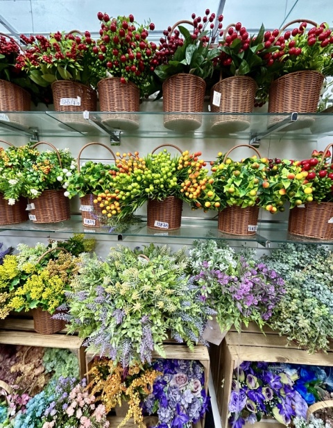 Artificial plants and flowers